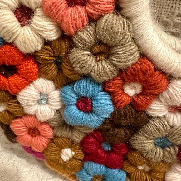 J.P. & MATTIE Multi Color Crotchet / Yarn Flower Purse New - Picture 3 of 13